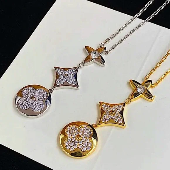 Gold Flour Leaf Clover Cubic Zircon Necklace - Picture 5 of 6